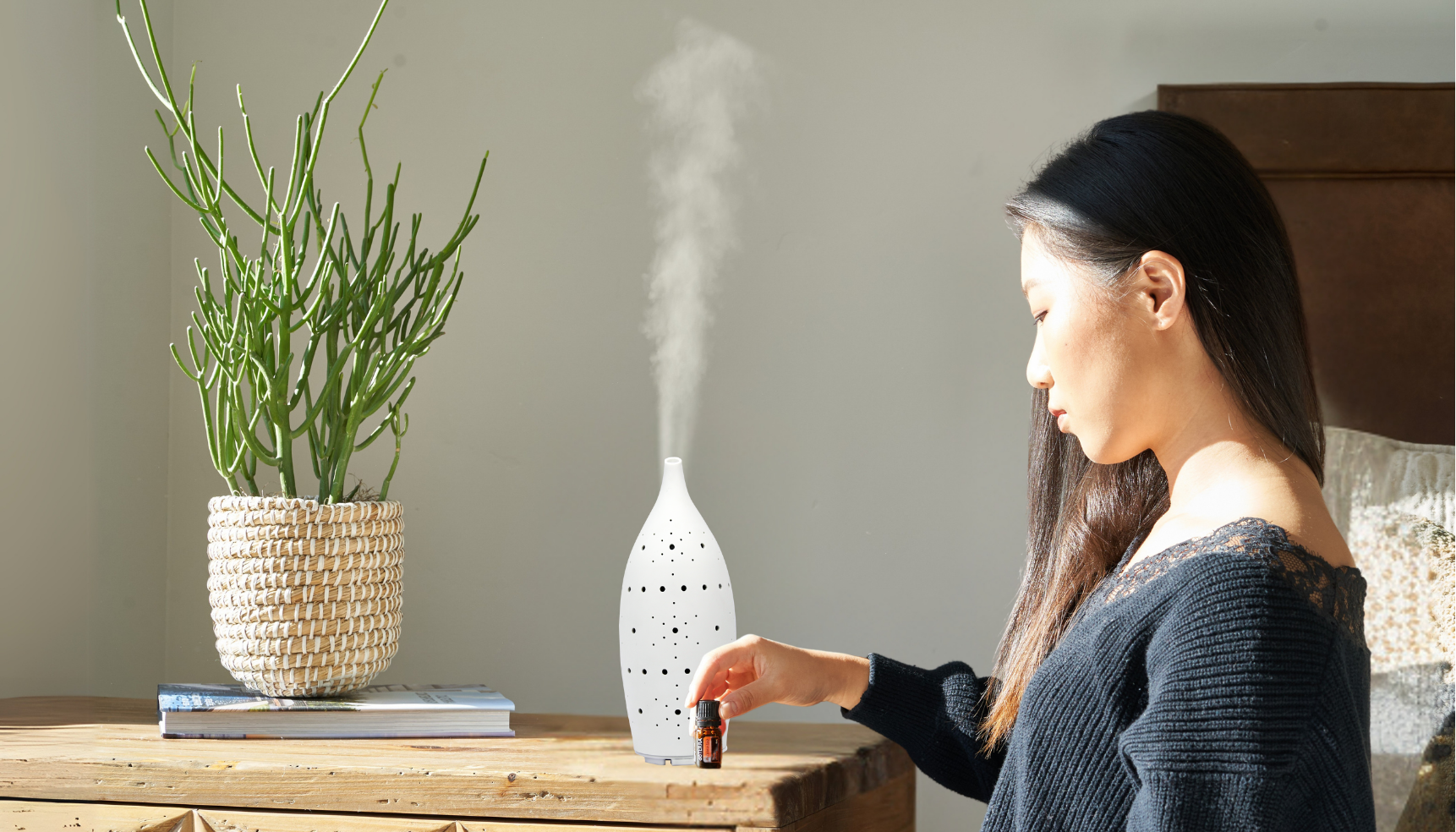 dyfuzor zimna wraz z olejkiem zapachowy obrazujący esencję zapachu